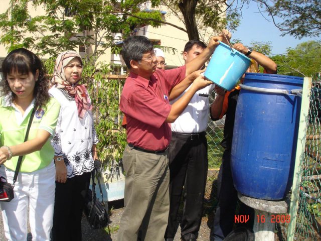 Ahli Majlis En Oon Neow Aun merasmikan proram rawatan air longkang dengan EM di Taman Bagan pada 16-11-2008